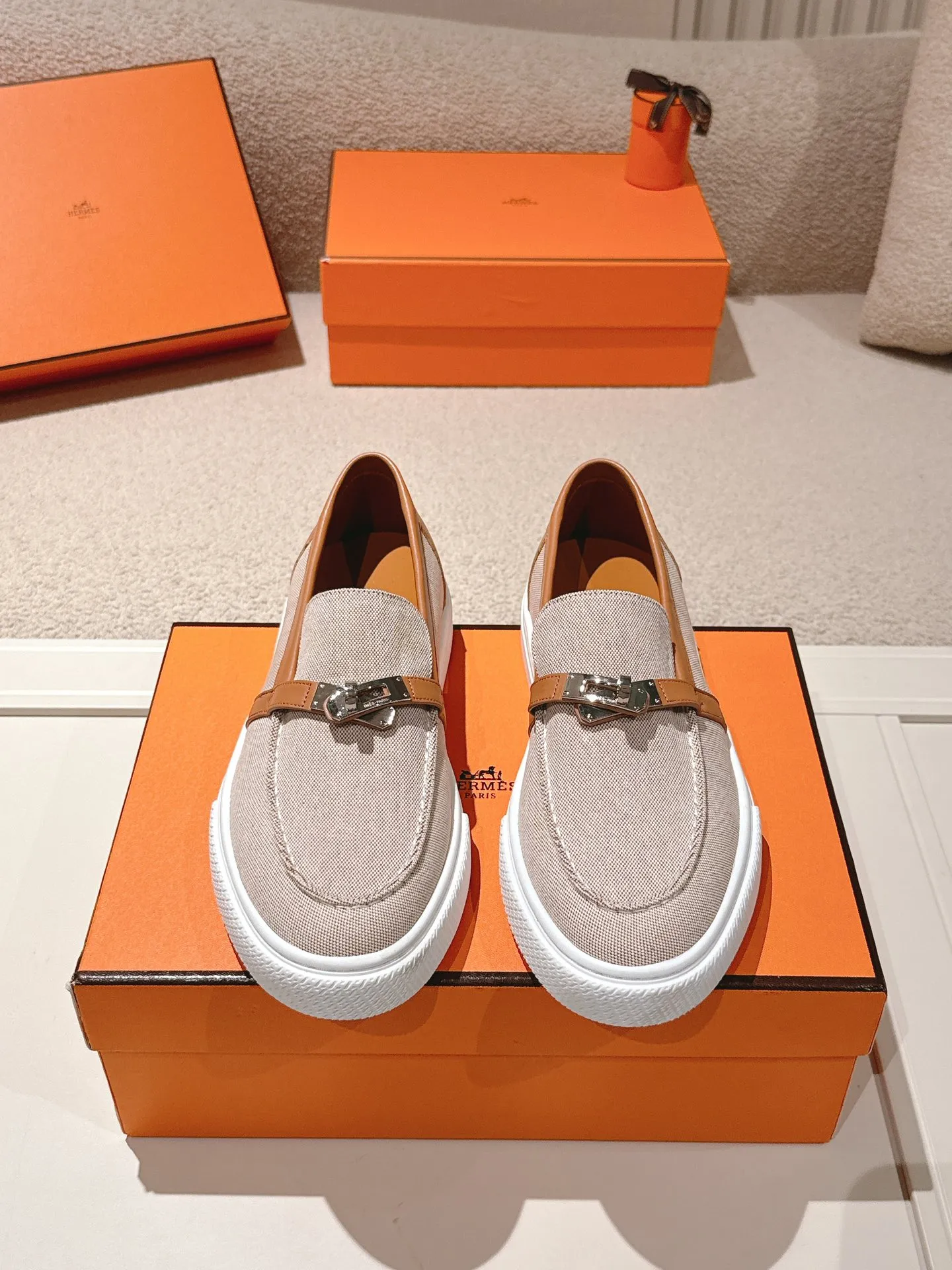 Men's shoes 💰640💰 Hermes# New Kelly buckle thick-soled loafers. Upper: cowhide/suede material. Lining: sheepskin lining. Outsole: exclusive molded outsole. Size: women's size 35-40, men's size 39-45 (female 41/male 46 customized, non-refundable)